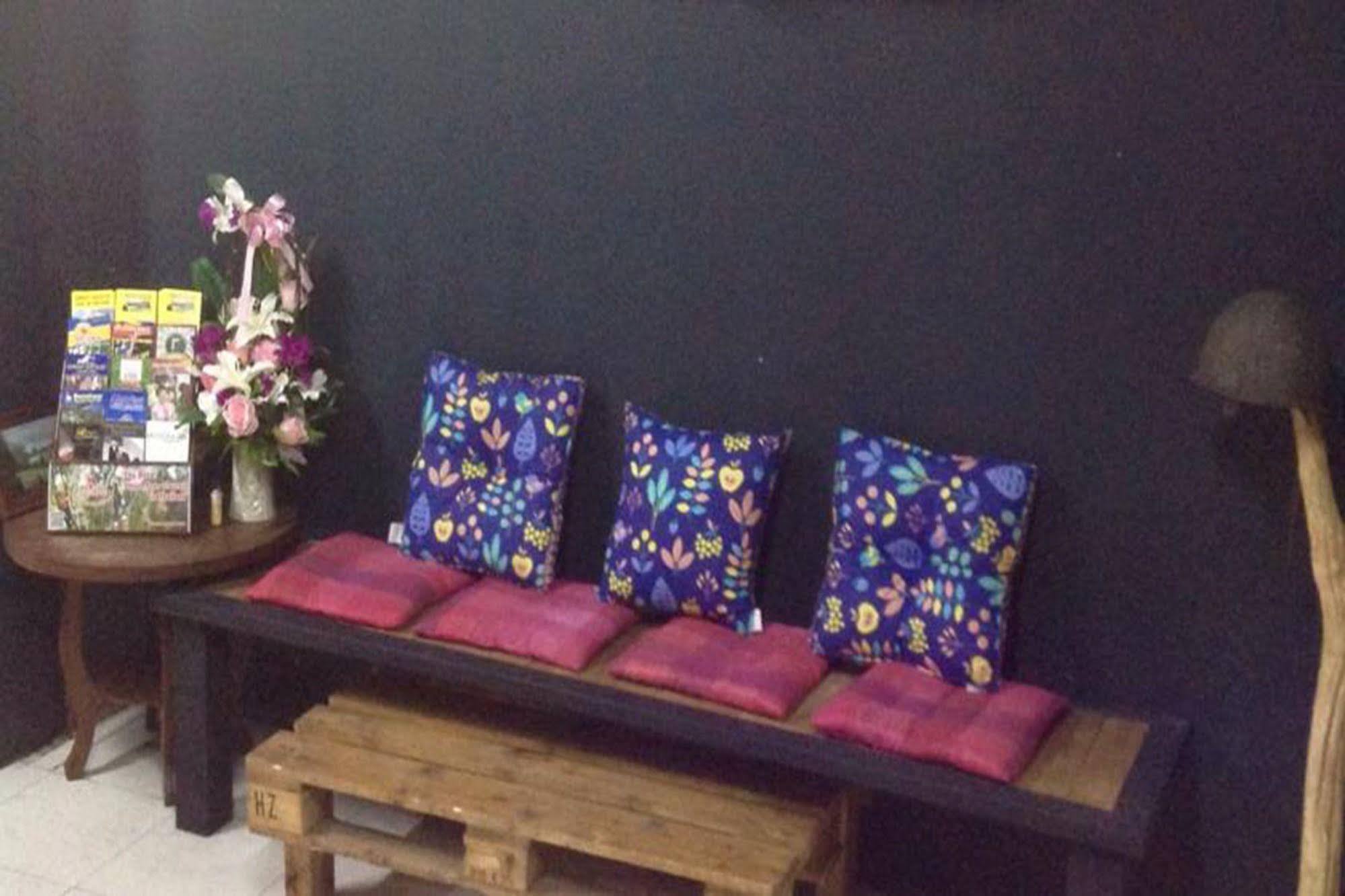 Cham Cha Hostel Chiang Mai Exterior photo